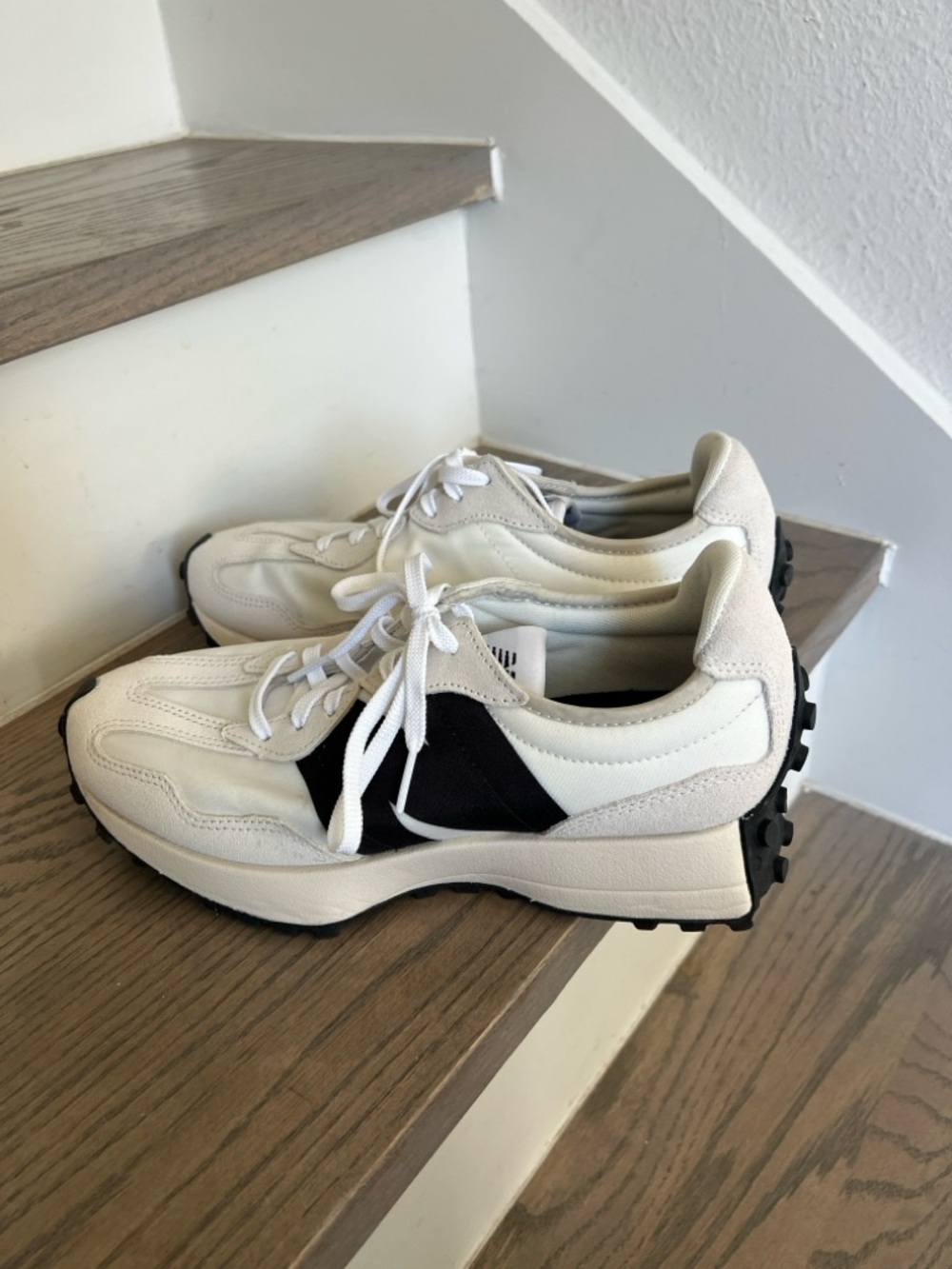 NWOB New Balance Women's 327 Sneakers in Black and White - Picture 3 of 6